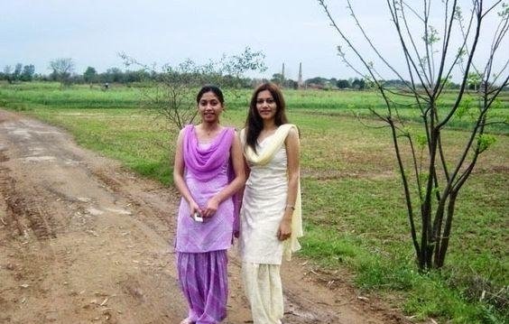 巴基斯坦北部农村里的农村女孩,美艳大方却又