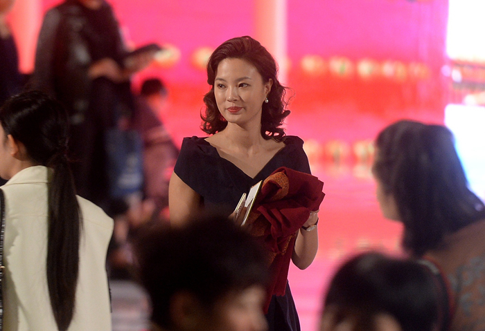 央视女主持刘芳菲和林依轮同框气质出众,曾被