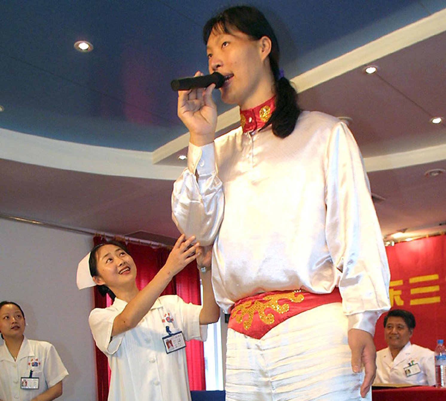 来自中国的姚德芬拥有吉尼斯世界纪录作为世界上最高女人的纪录她拥有