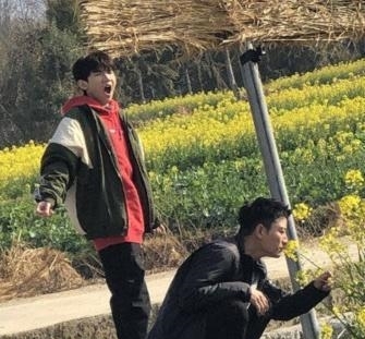 贾乃亮参加新综艺和王源搞笑互动,晒做头发照