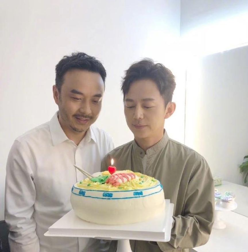 汪涵为何炅庆45岁生日,生日蛋糕上的面条亮了