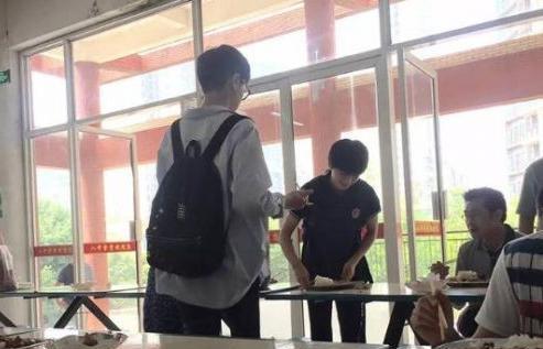 王俊凯在学校食堂吃饭照片曝光,没有一点明星