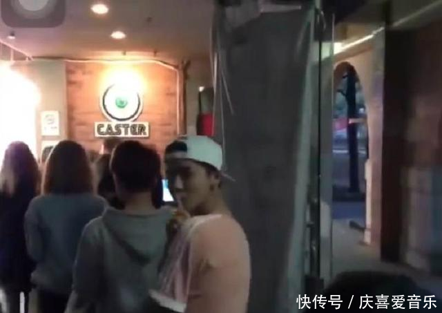 网友上海偶遇鹿晗报名练舞,按规矩排队回头做