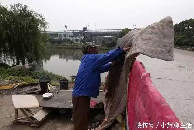 67岁老人住桥洞:一天一包5块的烟,边喝酒边钓