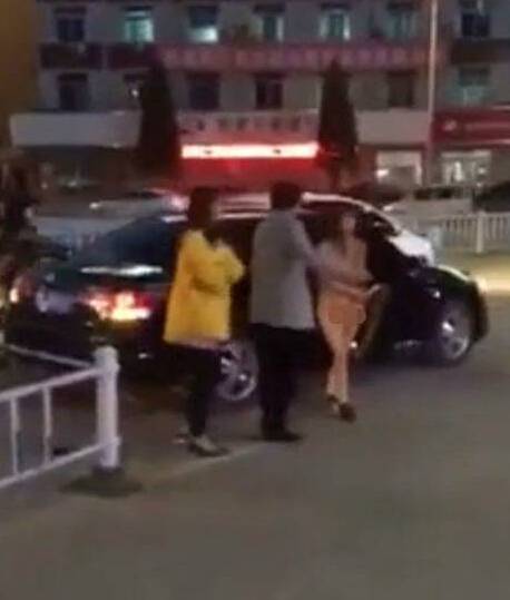 小三惨遭扒光游街羞辱 家庭悲剧成路人福利