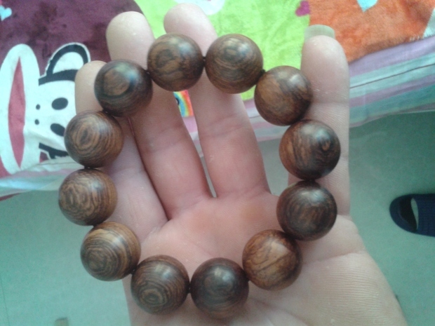 请大神们帮忙鉴定一下手串什么木质的,价值多