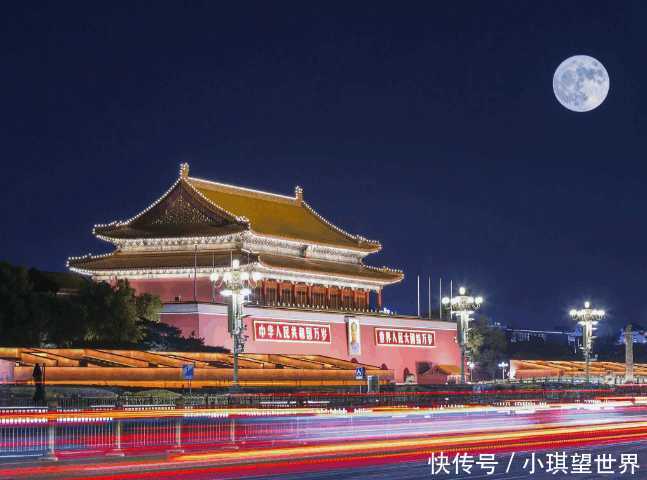 我国这个城市有亚洲最大的广场, 面积约四个天安门, 临海夜景绝了