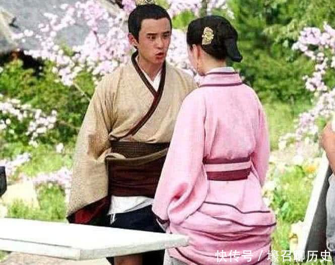 明星拍戏时的下半身,裹棉衣撩衣服画风突变,袁