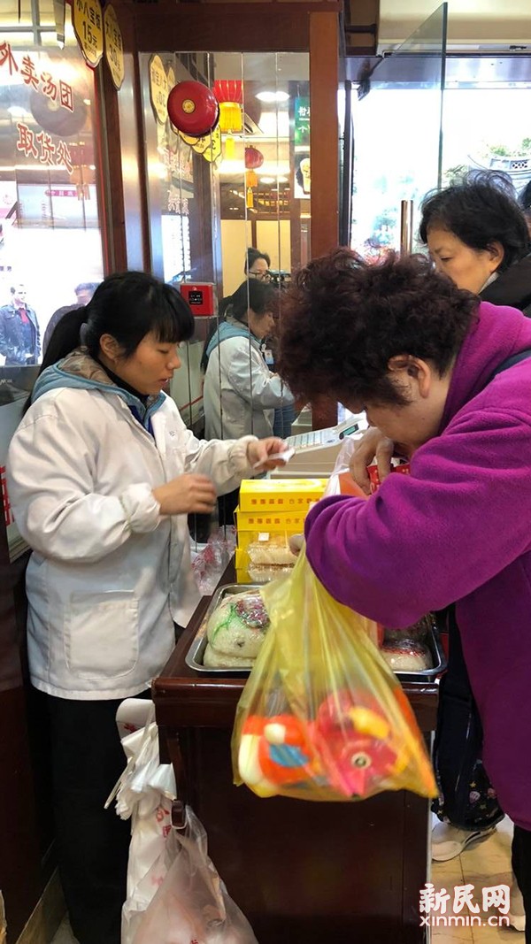 每天十万只不够卖!豫园宁波汤圆店师傅凌晨两点赶工