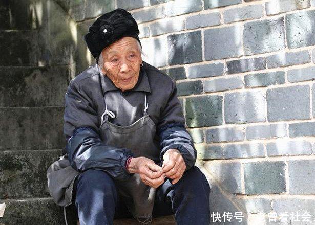 5岁女孩饥寒交迫,饭店老板娘说唱首歌送碗饭,