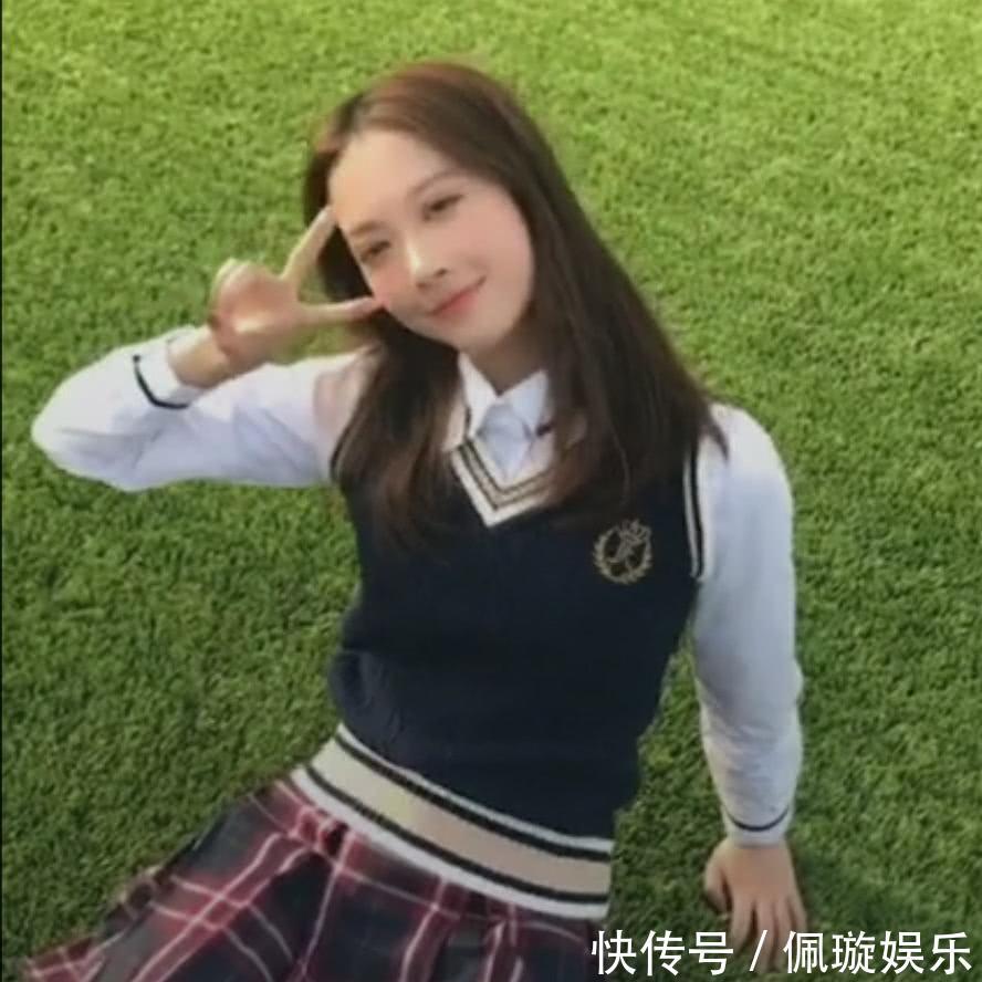 网红小甜甜正式入驻抖音,一不小心露出蚂蚁腰