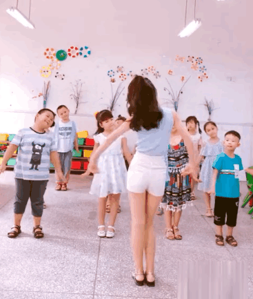 90后女幼师教学生跳舞, 看背影着迷了, 家长: 真