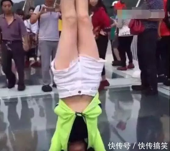 小情侣去玻璃栈道上寻求刺激玩起了新游戏, 下一幕吓得游客眼泪都