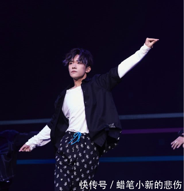 易烊千玺现身发布会 送表情三连拍