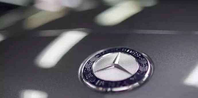 奔驰女车主哭诉维权事件,金融服务费为何成为