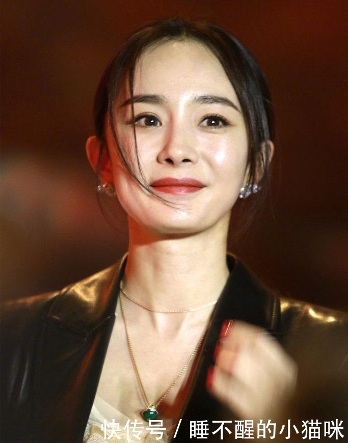 杨幂离婚后状态依旧很好, 刘海发型减龄不少, 皮