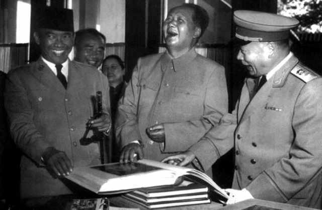 毛主席笑得最灿烂的一张图:他看到了什么,笑得如此开心?