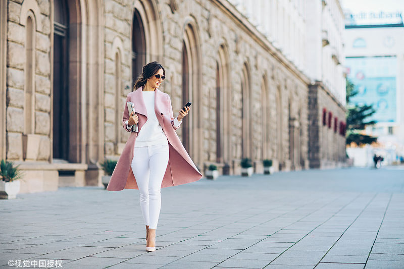 幽默笑话:请问你是干什么工作的?那人答道:我