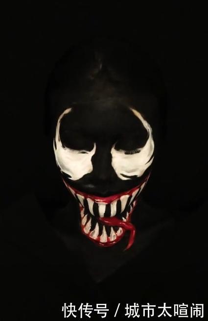 小姐姐进行毒液仿妆,将自己全部涂黑,最后抬头