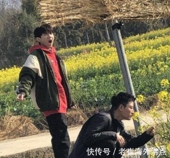 贾乃亮参加新综艺和王源搞笑互动,晒做头发照