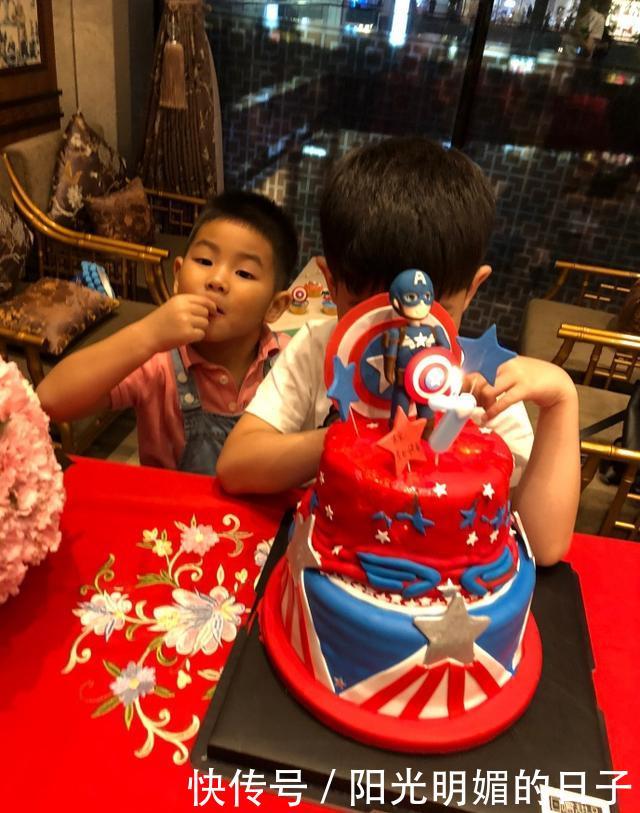安吉7岁生日收美国队长造型蛋糕,小鱼儿用手指