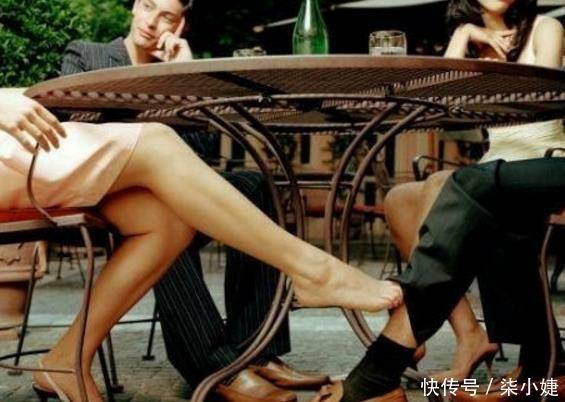 闺蜜来我家聚餐,吃饭时筷子掉地下,低头看到一幕,我怒掀桌子