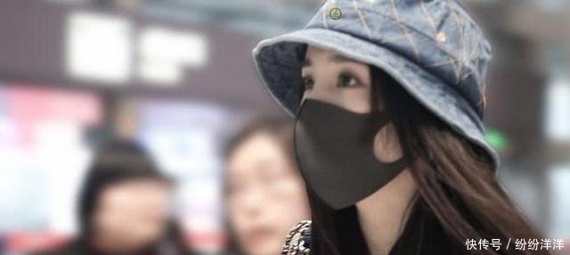 杨幂机场被粉丝包围,帽子不小心被碰掉,6个字