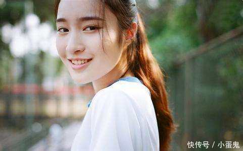 想要判断一个女孩是否对你有意思，凭借以下六点手到擒来！