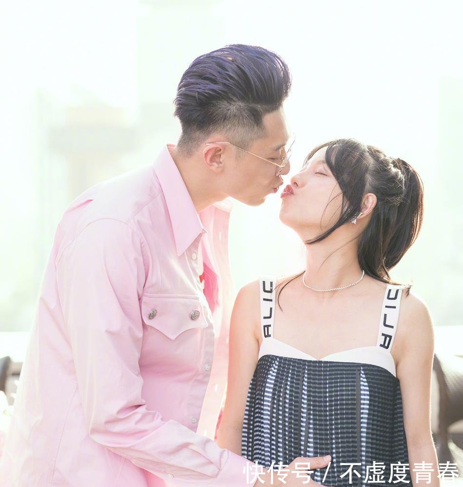 张嘉倪晒一家四口全家福,人都到位了