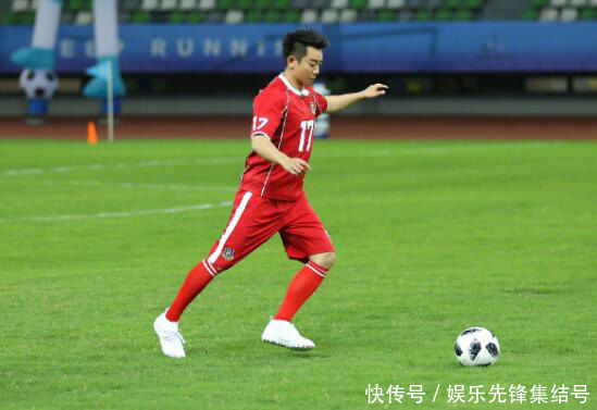 杨幂第二次参加跑男,踢足球大秀美腿,世界杯提