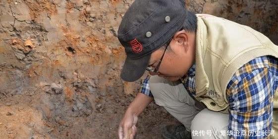 河南新郑挖出座商代墓,考古队看了看位置,大呼