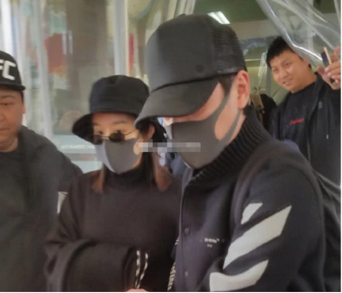 赵丽颖产后三天便出院,面容憔悴惹人心疼,冯绍