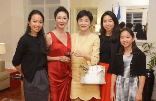 林青霞与女儿逛街被拍！60多岁的她双手仍细嫩教主还是那个教主！