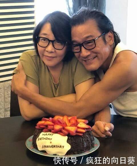 梁家辉为妻子庆生,变得小鸟依人,眼神好宠溺!