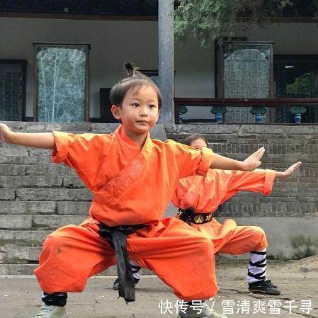 忍住不哭!曝乐嘉5岁女儿少林寺扎马步受苦,累