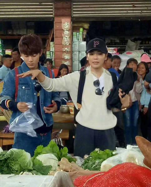 刘涛现身安徽探望恩人,下意识的举动暖哭网友