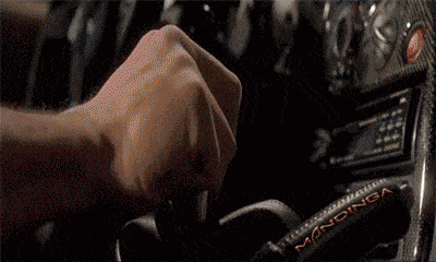 搞笑gif: 当你有了车之后, 才知道加油是多么痛的领悟