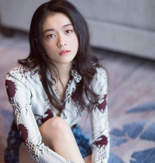 张雪迎高跟鞋里穿运动款长袜,还配一条沙滩裤