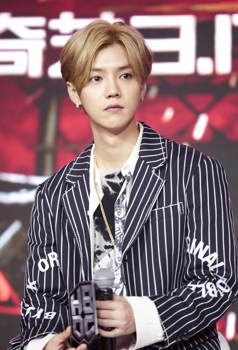 鹿晗条纹装裤子邋遢显廉价,鞋跟成亮点,网友:和