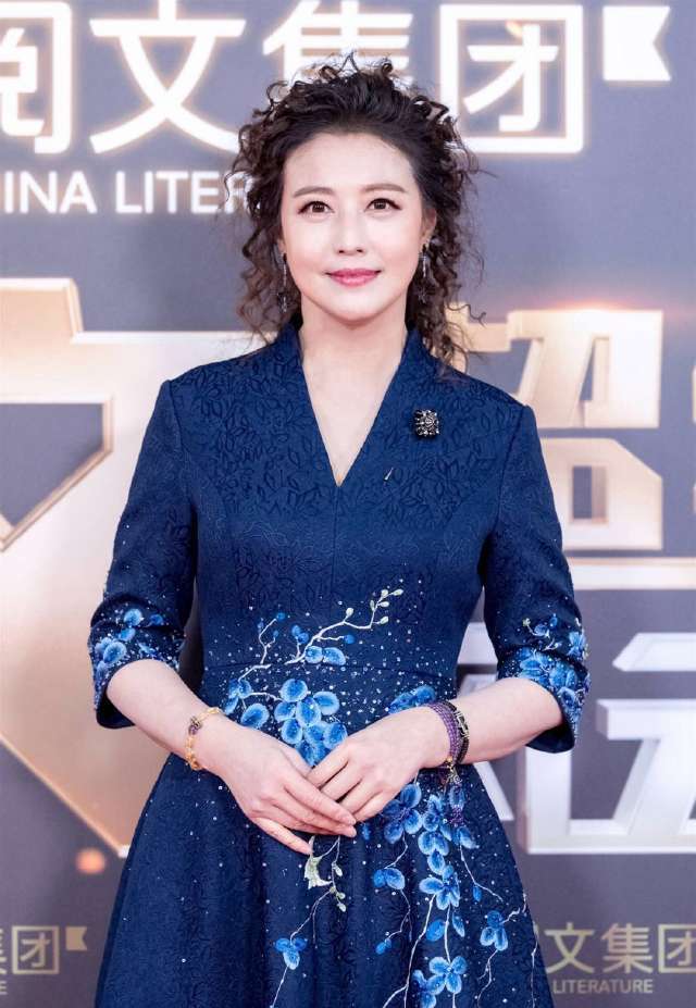 52岁周海媚重回颜值巅峰!只是烫了泰迪卷,美