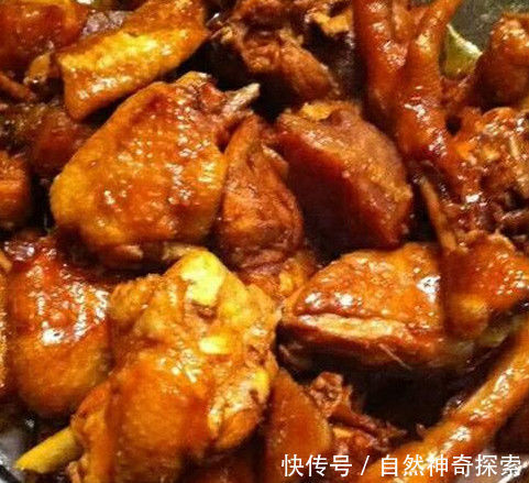 农村大妈将鸡放进老式爆米花机中,1天收入纯利润1000元!