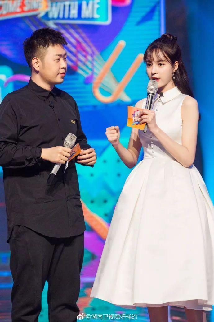 杜海涛、沈梦辰同台主持节目,深情凝望对方,大