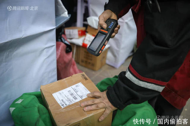 北京54岁快递员诗意短信走红双11日均送3000