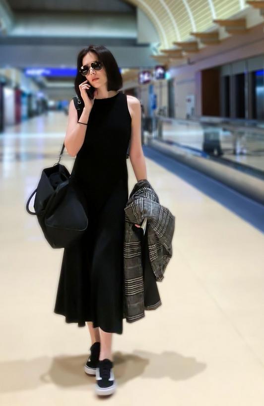 许玮宁一身黑色修身长款连衣裙性感十足,外搭