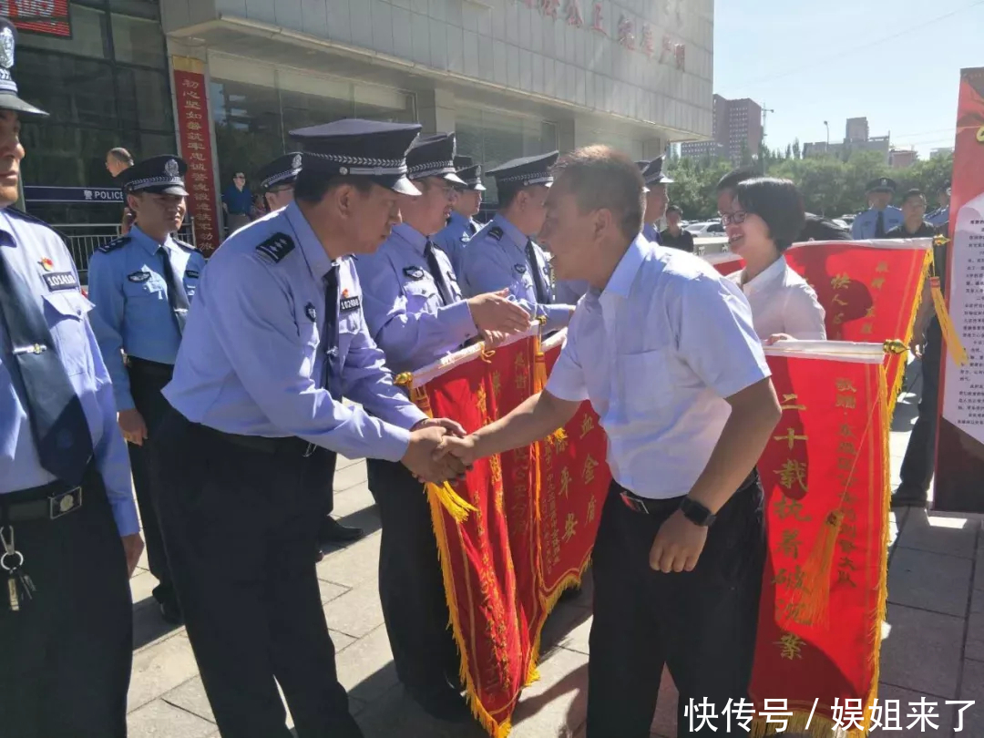 “98命案”逝者亲属为东胜警方送来了锦旗和鲜花！