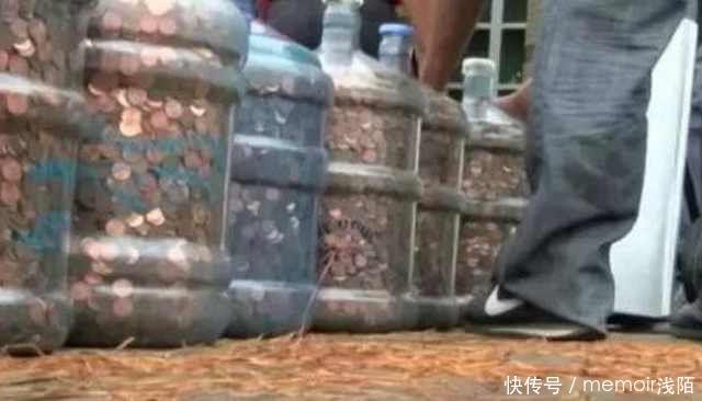 七旬老汉到银行存钱,刚进门的那一刻,工作人员立马傻眼了