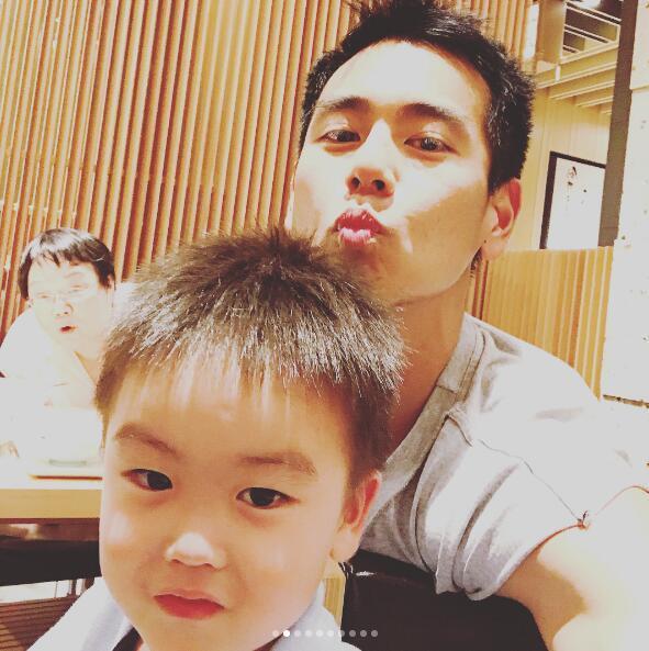 彭于晏与家人吃饭合照,小孩实力抢镜,35岁他调皮起来小孩都怕