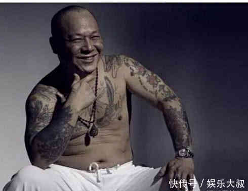 出演古惑仔成名,拍戏带着几百号小弟,如今65岁