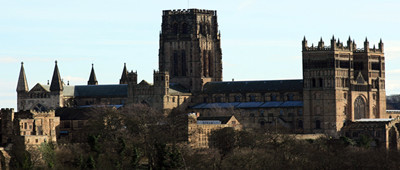 达勒姆堡和大教堂位于英国达勒姆郡,是英国最典型的诺曼底式教堂,耸立