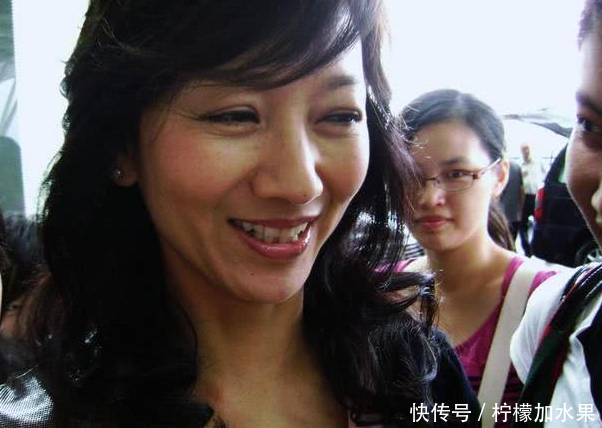 64岁赵雅芝素颜照,离开p图和化妆的脸满是皱纹